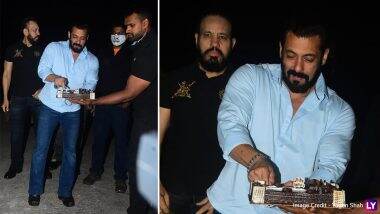 Salman Khan Turns 55: बॉलीवुड के भाईजान सलमान खान ने पनवेल फार्महाउस पर काटा अपना बर्थडे केक, सेलिब्रेशन की ये Photos आई सामने Salman Khan Turns 55: बॉलीवुड के भाईजान सलमान खान ने पनवेल फार्महाउस पर काटा अपना बर्थडे केक, सेलिब्रेशन की ये Photos आई सामने